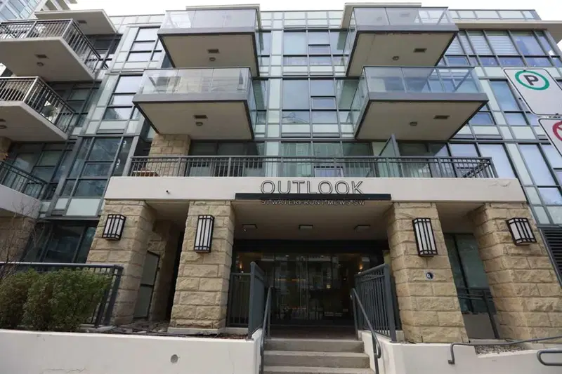 304, 51 Waterfront Mews SW, Calgary — photo 2 of 25