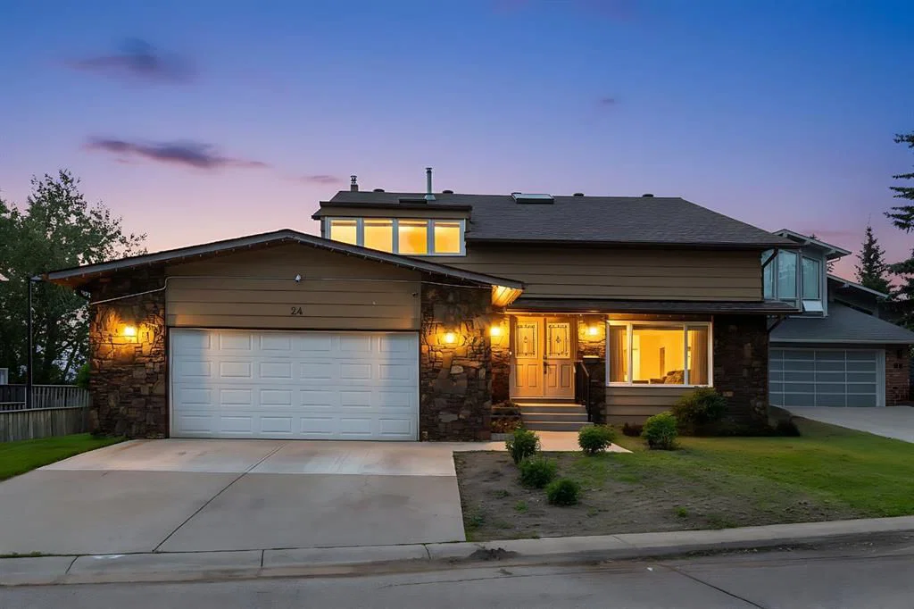 24 Woodgrove Crescent SW, Calgary — photo 2 of 50