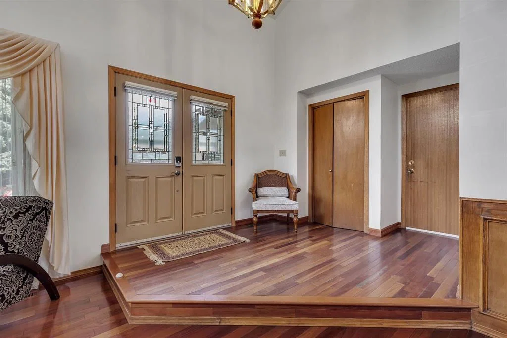 24 Woodgrove Crescent SW, Calgary — photo 3 of 50