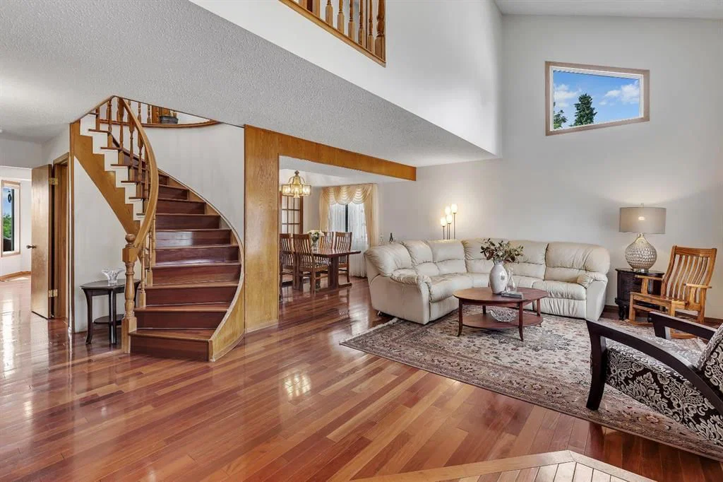 24 Woodgrove Crescent SW, Calgary — photo 4 of 50