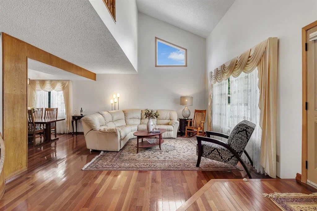 24 Woodgrove Crescent SW, Calgary — photo 5 of 50
