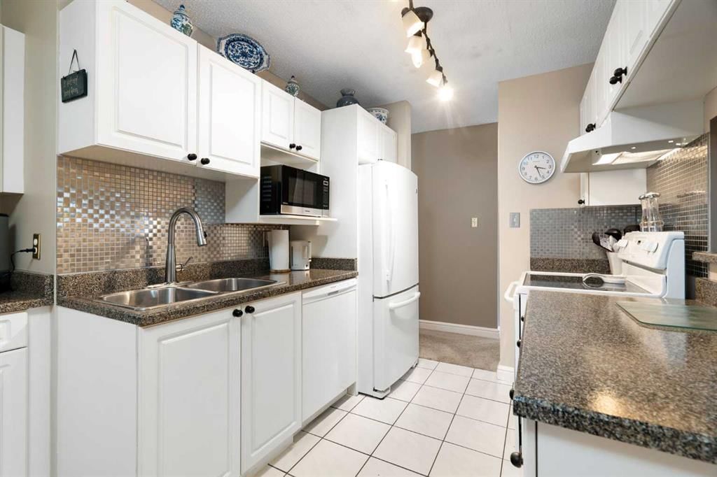 2107, 202 Braeglen Close SW, Calgary — photo 3 of 44