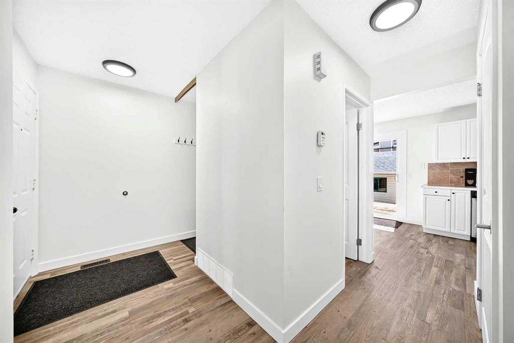 3728 Cedarille Drive SW, Calgary — photo 3 of 50