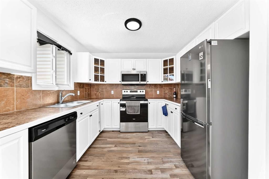 3728 Cedarille Drive SW, Calgary — photo 4 of 50