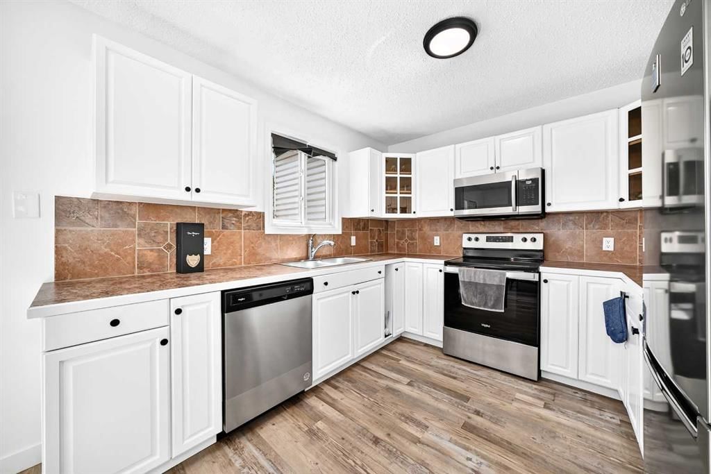3728 Cedarille Drive SW, Calgary — photo 5 of 50