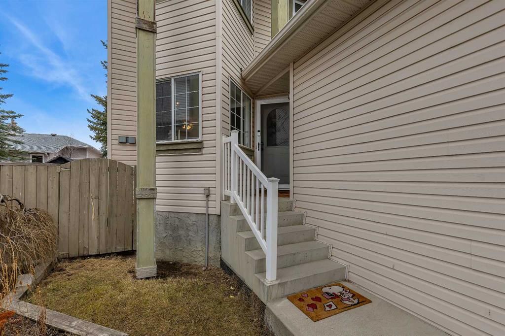 47 Carmel Close NE, Calgary — photo 3 of 31