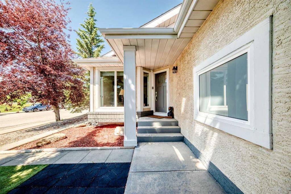 4 Valley Meadow Close NW, Calgary — photo 2 of 50