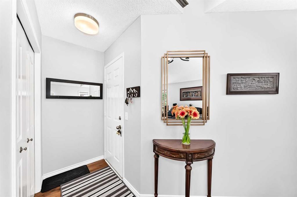 4 Valley Meadow Close NW, Calgary — photo 3 of 50