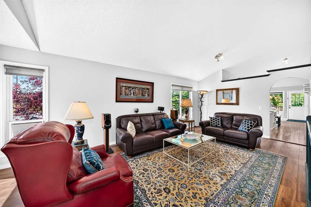 4 Valley Meadow Close NW, Calgary — photo 4 of 50