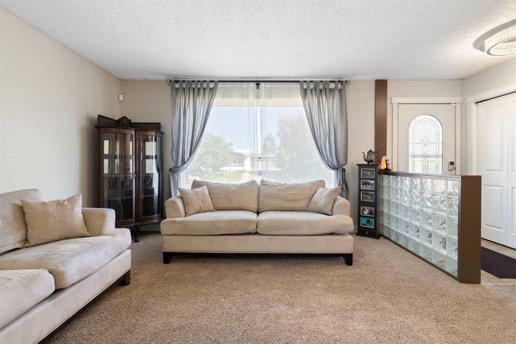 76 Pinebrook Close NE, Calgary — photo 3 of 39