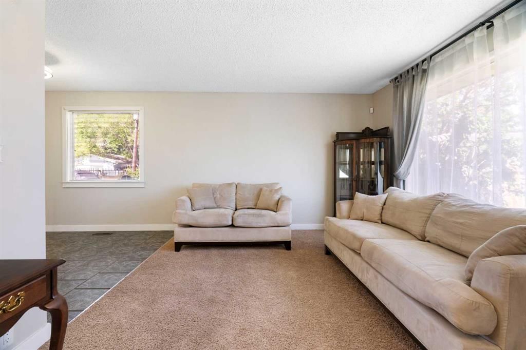 76 Pinebrook Close NE, Calgary — photo 4 of 39