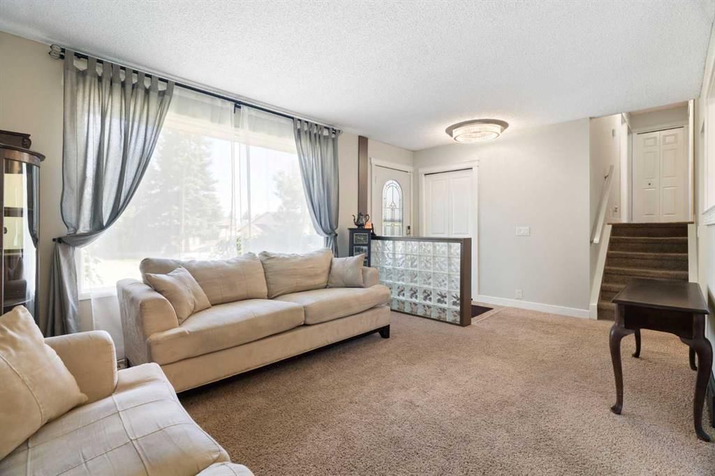 76 Pinebrook Close NE, Calgary — photo 5 of 39