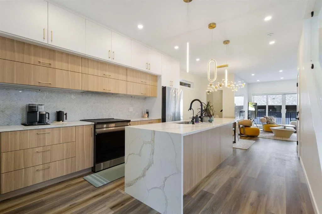 2424 25 Avenue NW, Calgary — photo 4 of 47