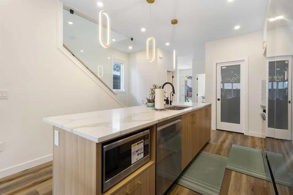2424 25 Avenue NW, Calgary — photo 5 of 47