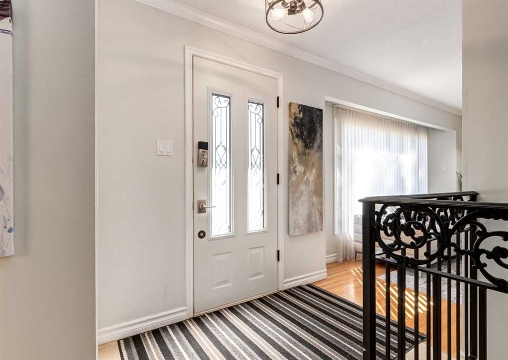425 Woodland Crescent SE, Calgary — photo 3 of 50