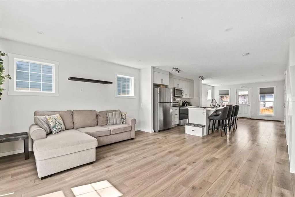 463 Cranbrook Square SE, Calgary — photo 5 of 34