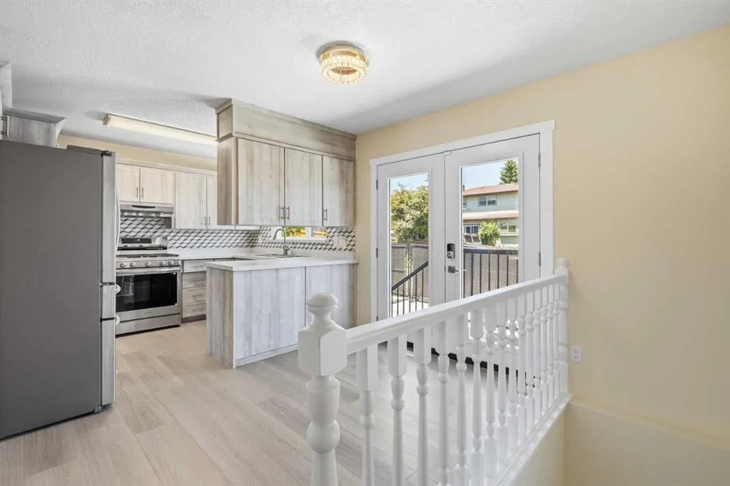 43 Beaconsfield Place NW, Calgary — photo 4 of 47