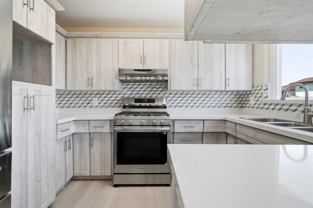 43 Beaconsfield Place NW, Calgary — photo 5 of 47