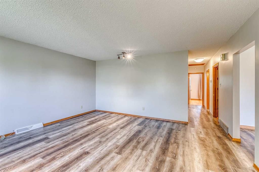 10619 Elbow Drive SW, Calgary — photo 3 of 27