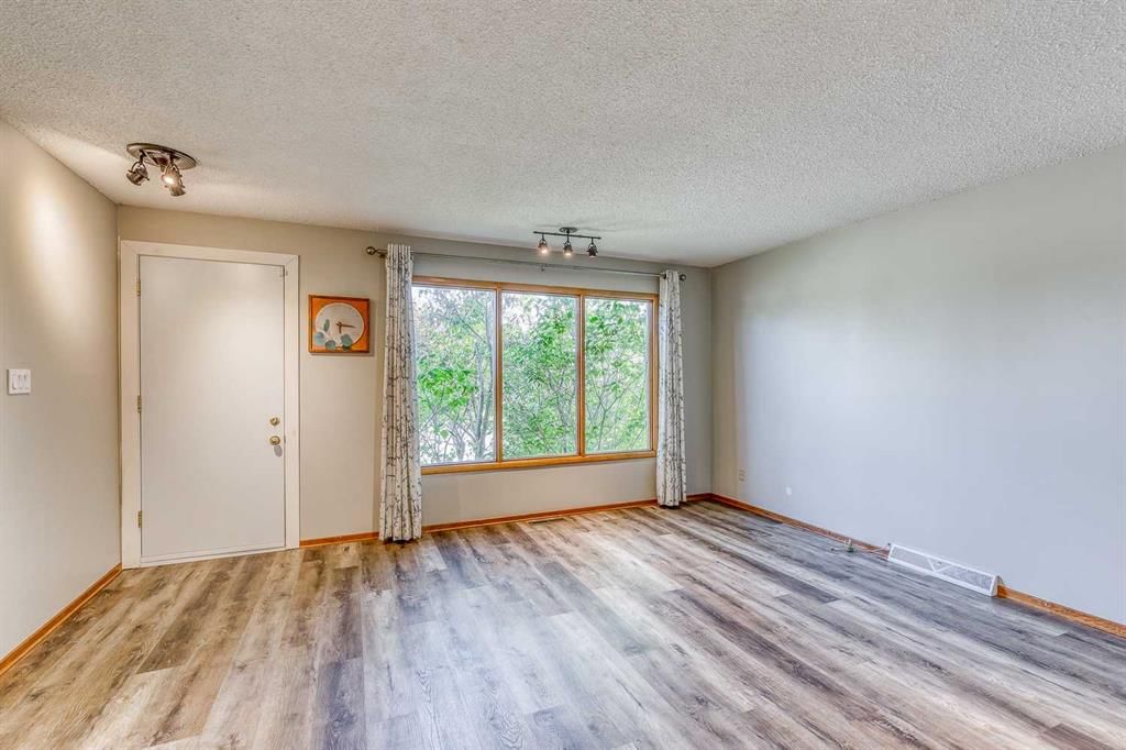 10619 Elbow Drive SW, Calgary — photo 4 of 27