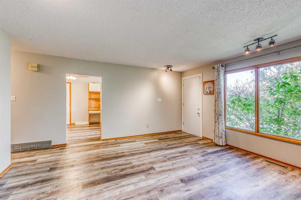 10619 Elbow Drive SW, Calgary — photo 5 of 27