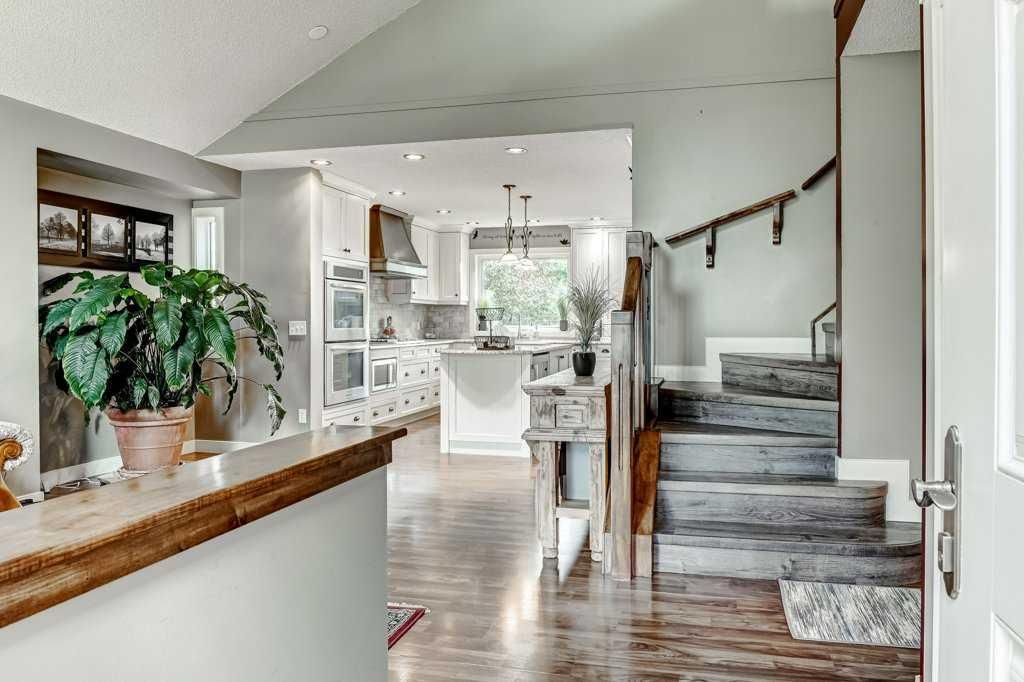 2824 Signal Hill Drive SW, Calgary — photo 4 of 50