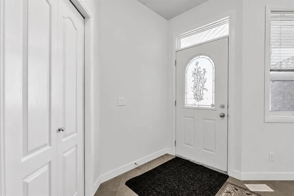 34 Royal Manor NW, Calgary — photo 3 of 34