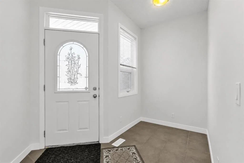 34 Royal Manor NW, Calgary — photo 4 of 34