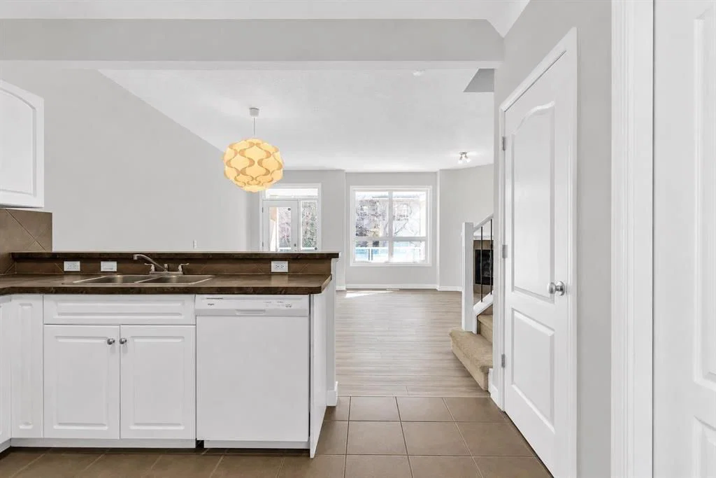 34 Royal Manor NW, Calgary — photo 5 of 34