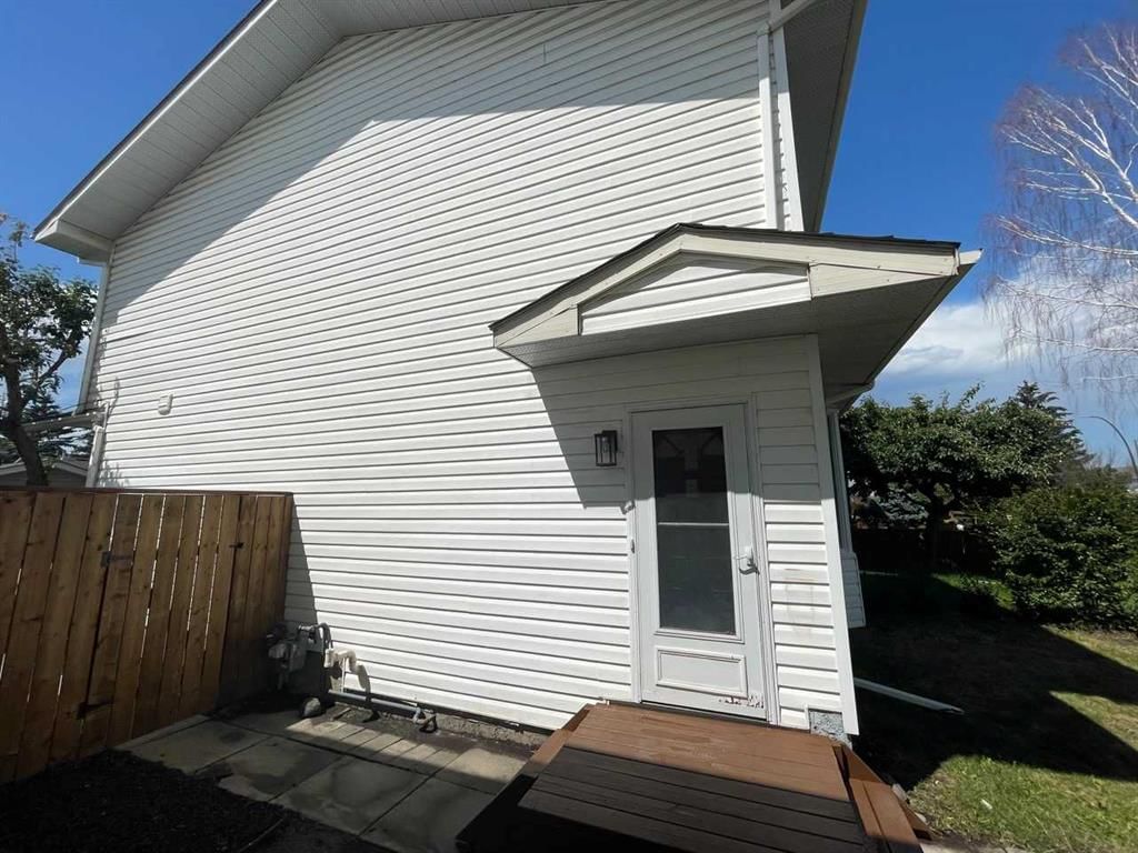 7845 22 Street SE, Calgary — photo 2 of 35