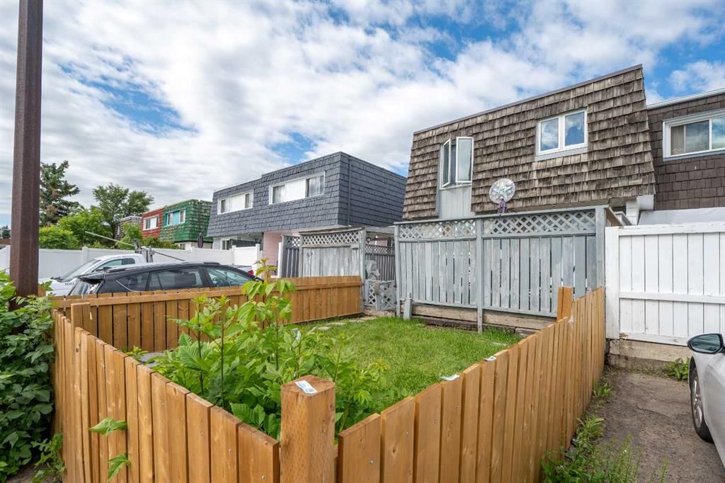 7627 24A Street SE, Calgary — photo 2 of 32