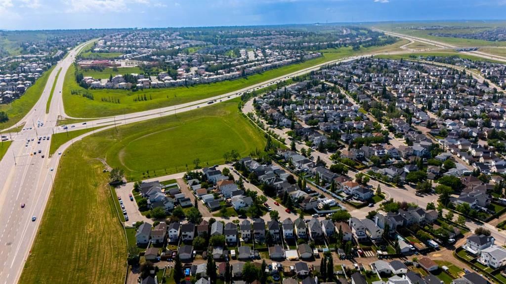 40 hidden Point NW, Calgary — photo 4 of 39