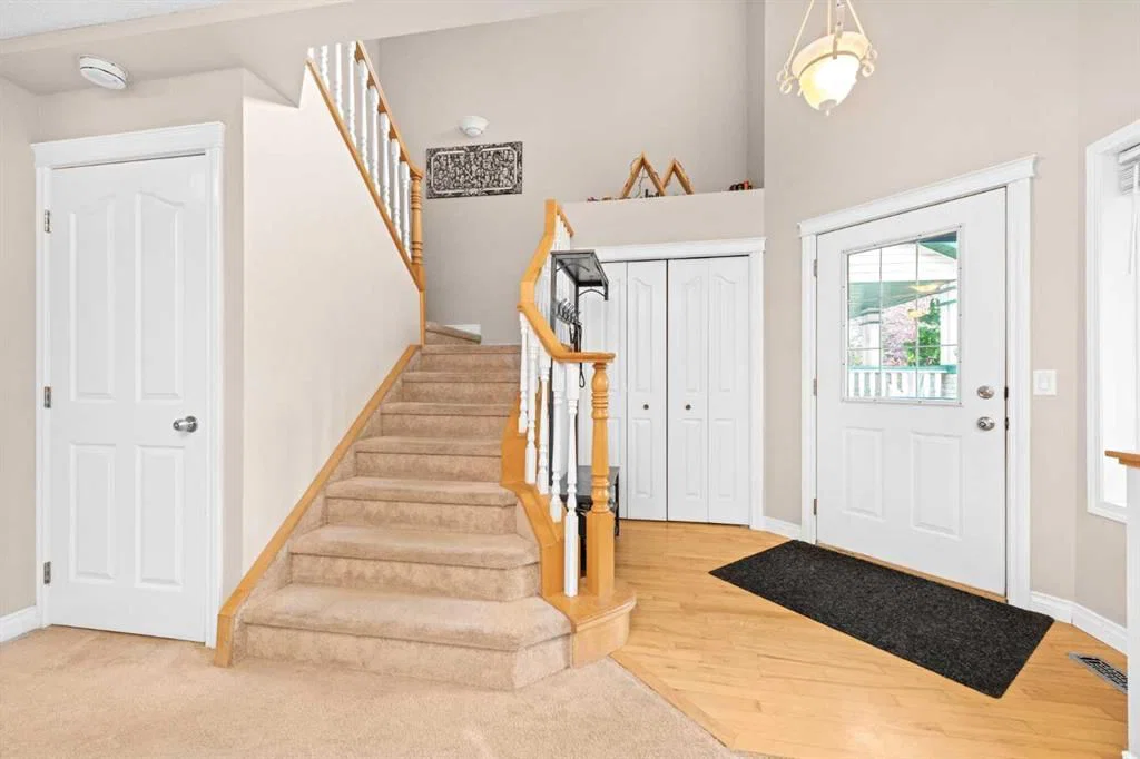 40 hidden Point NW, Calgary — photo 5 of 39