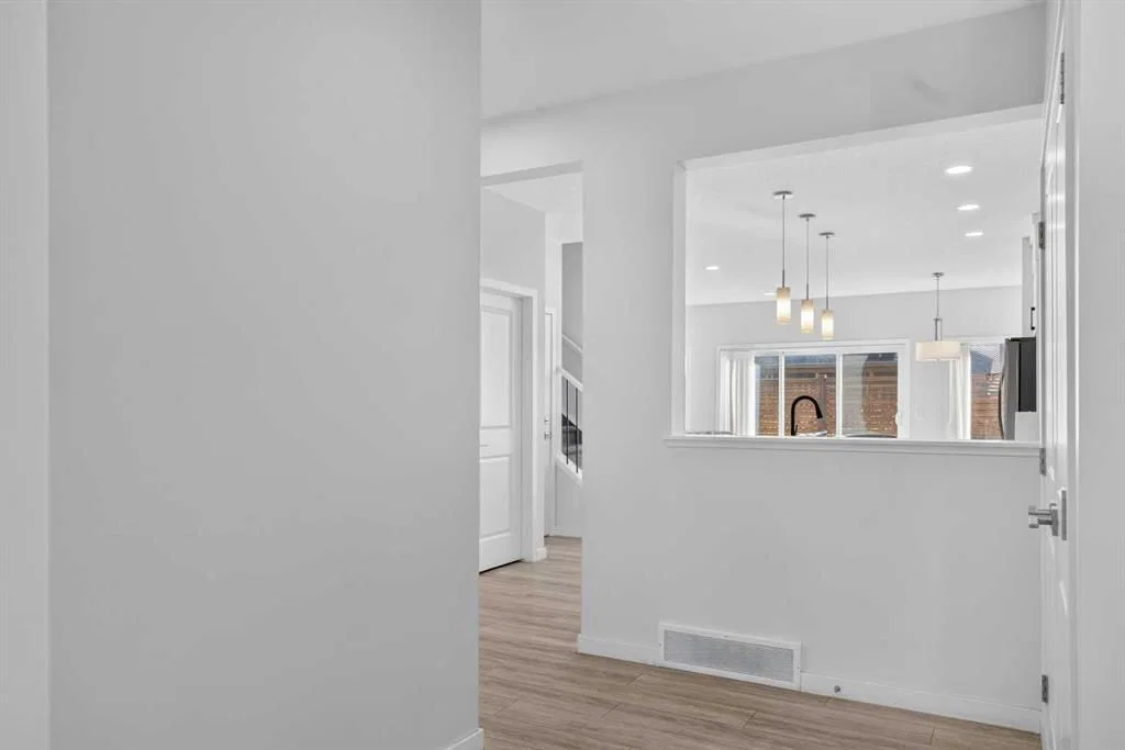 274 Lucas Place NW, Calgary — photo 4 of 50