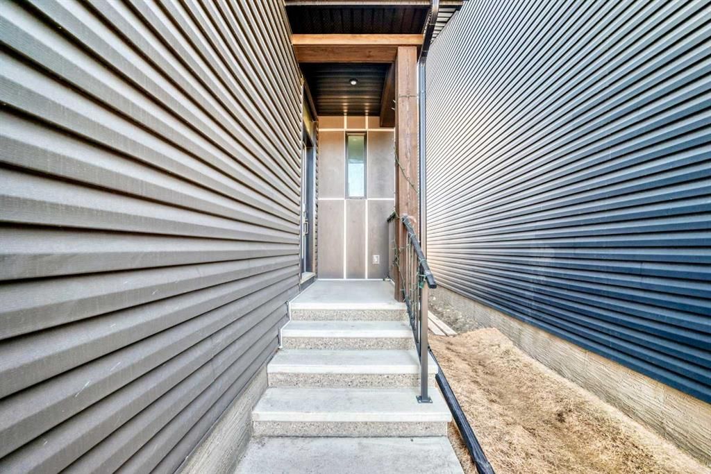138 Silver Spruce Grove SW, Calgary — photo 4 of 50
