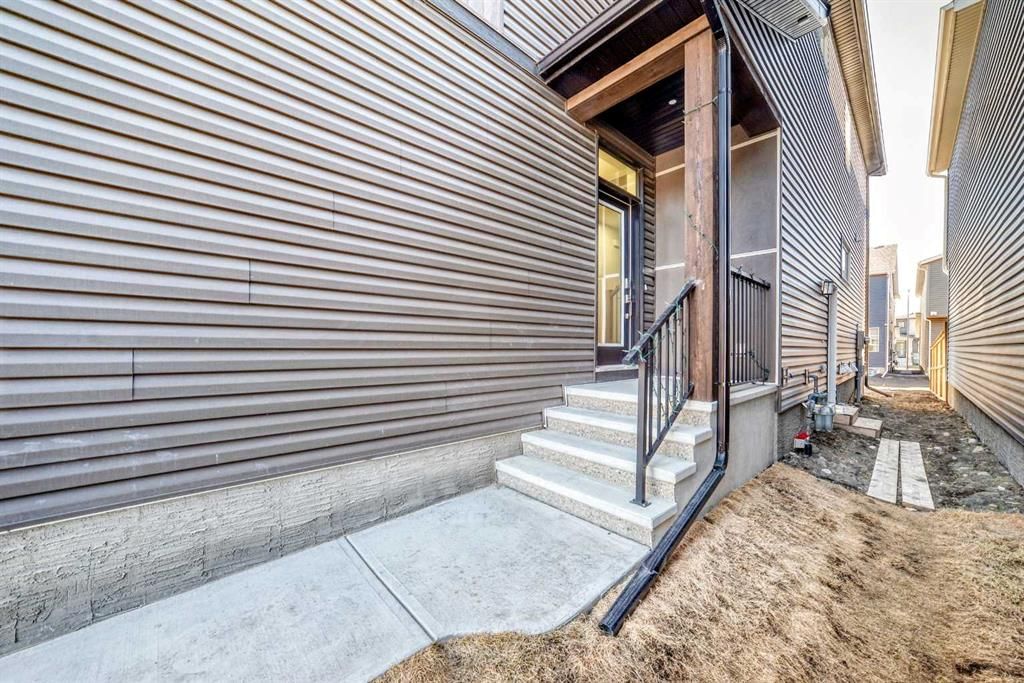 138 Silver Spruce Grove SW, Calgary — photo 5 of 50