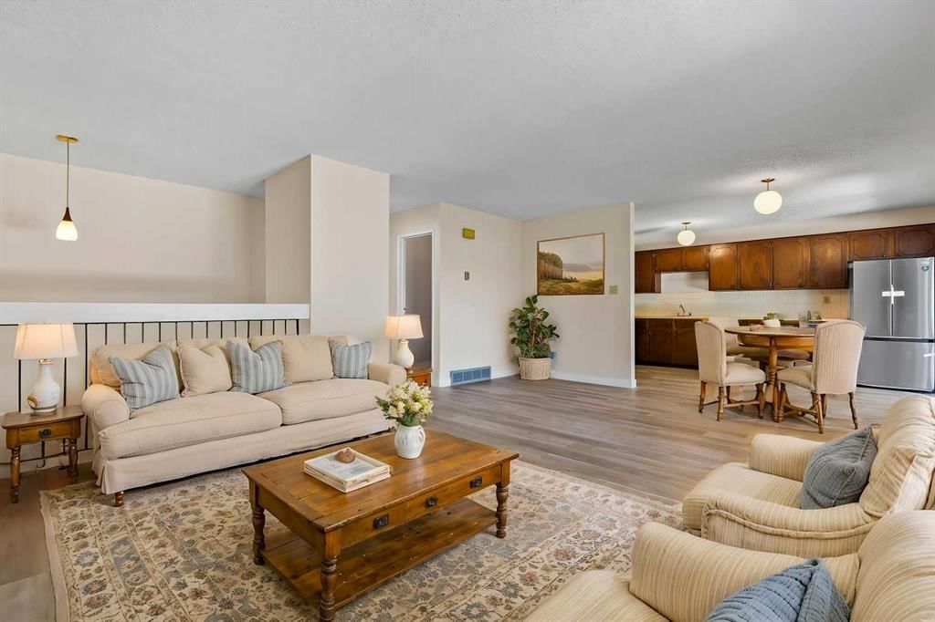 101 Sabrina Way SW, Calgary — photo 2 of 32