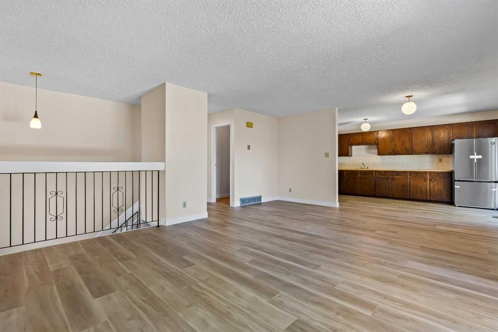 101 Sabrina Way SW, Calgary — photo 4 of 32