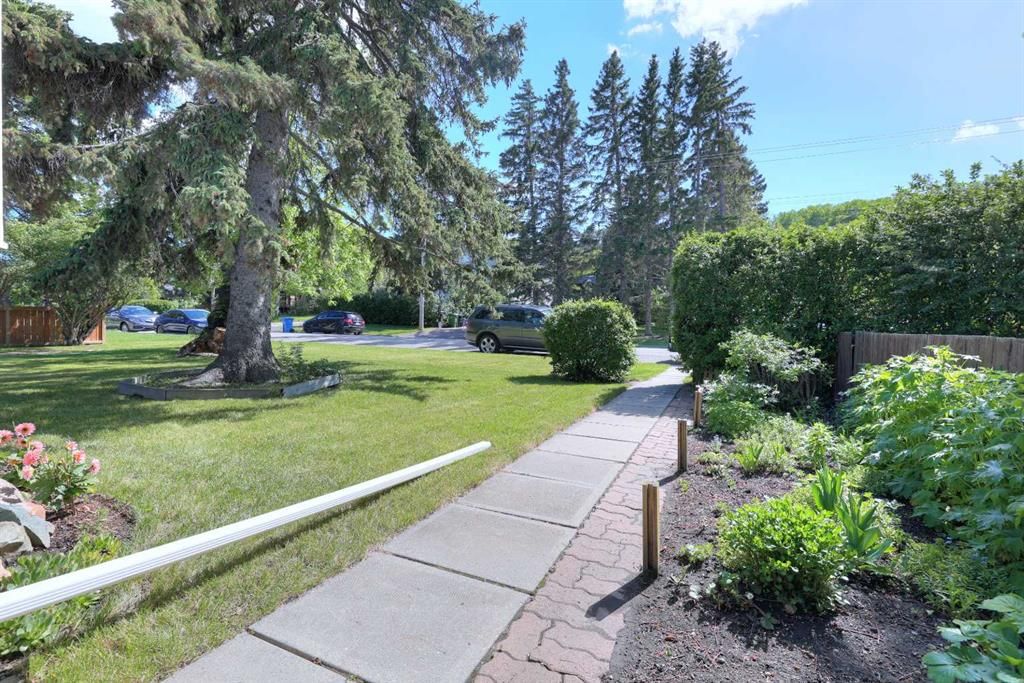 8908 33 Avenue NW, Calgary — photo 3 of 34