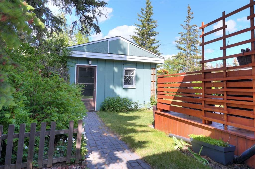 8908 33 Avenue NW, Calgary — photo 4 of 34