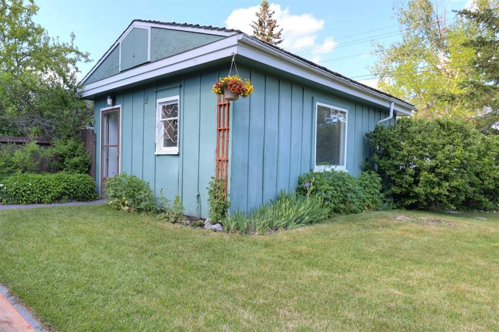 8908 33 Avenue NW, Calgary — photo 5 of 34