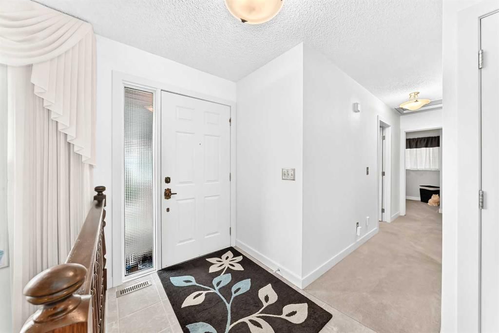 39 Deer Run Place SE, Calgary — photo 3 of 45