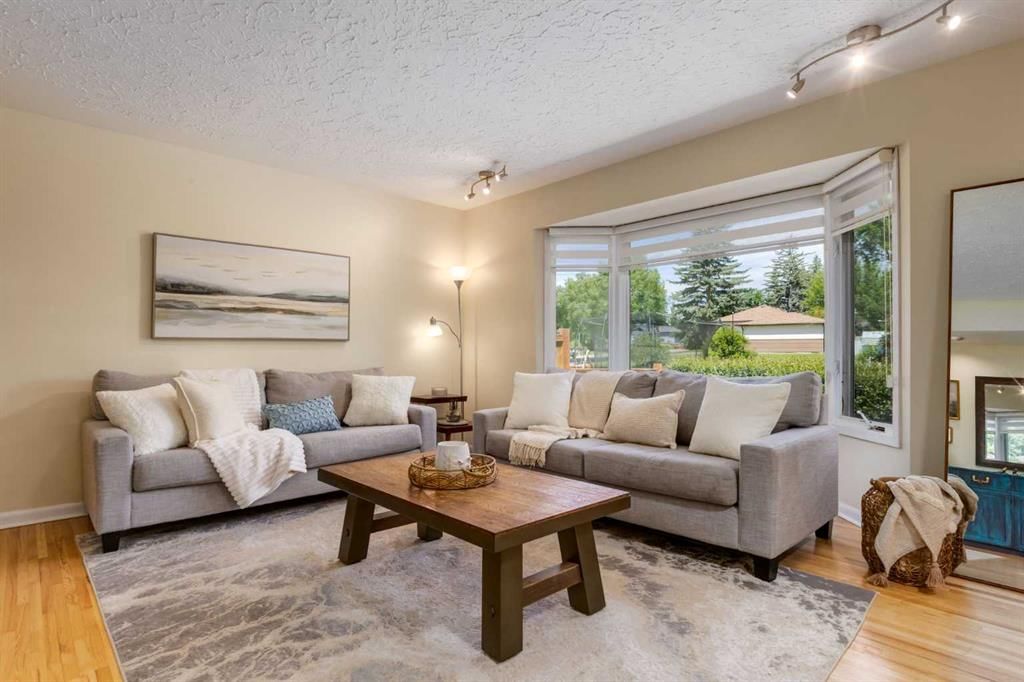 3931 23 Avenue SW, Calgary — photo 4 of 50