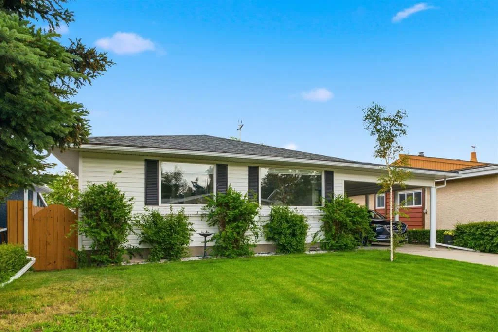 4752 Nipawin Crescent NW, Calgary — photo 3 of 30