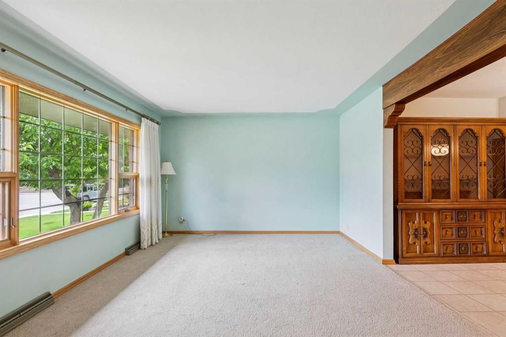47 Montrose Crescent NE, Calgary — photo 5 of 33