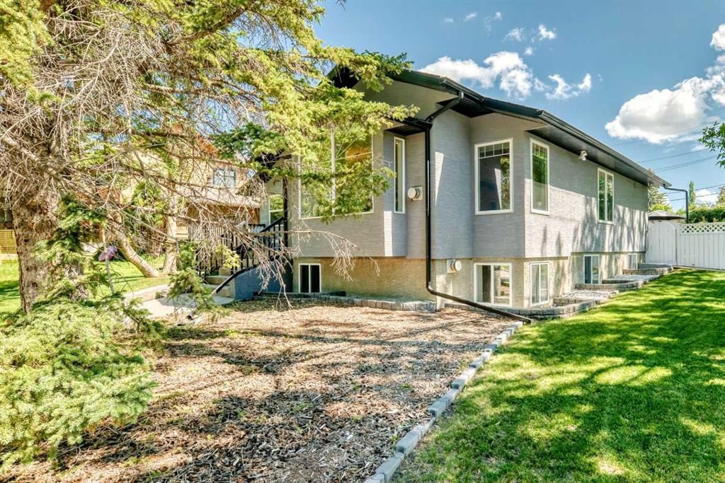 2024 Chicoutimi Drive NW, Calgary — photo 3 of 43
