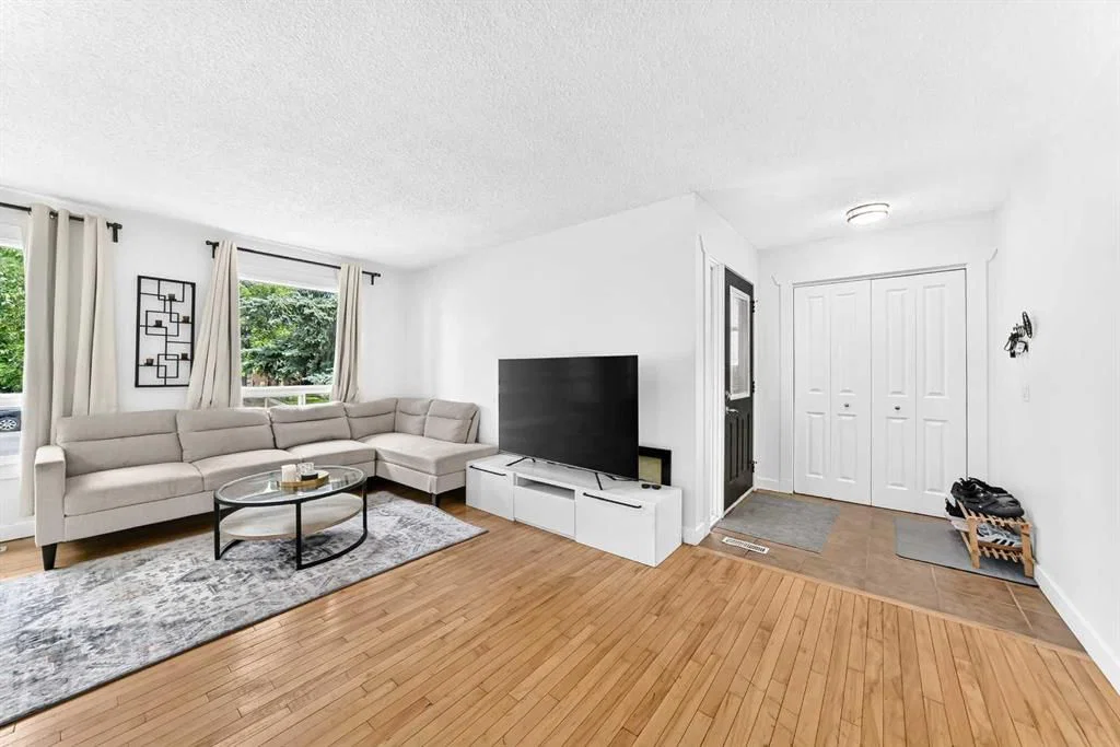 11 Bedford Drive NE, Calgary — photo 2 of 31
