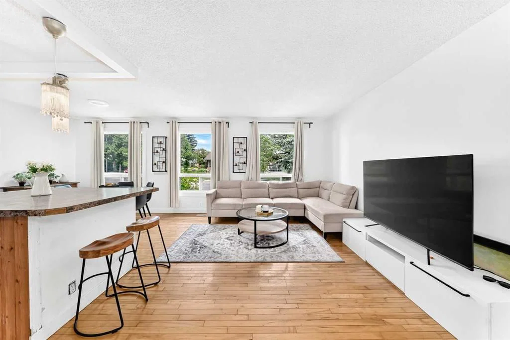 11 Bedford Drive NE, Calgary — photo 3 of 31