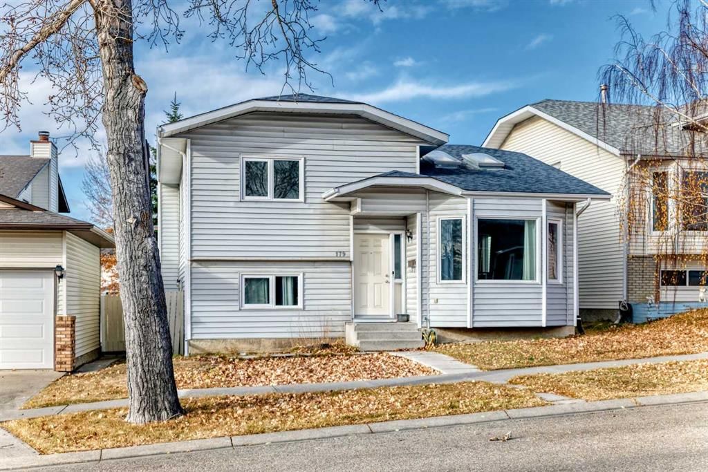 179 Hawkwood Boulevard NW, Calgary — photo 2 of 44