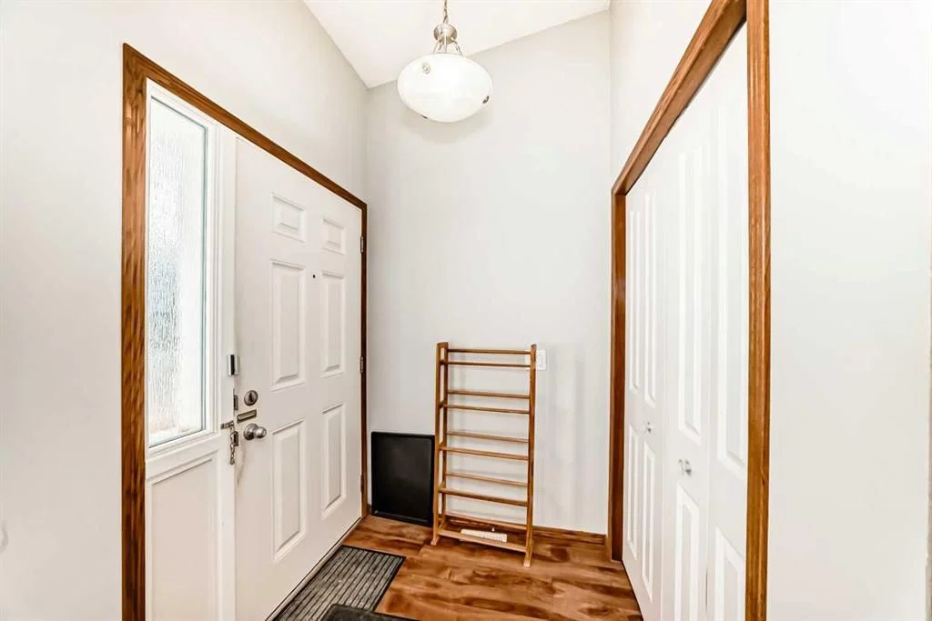 179 Hawkwood Boulevard NW, Calgary — photo 3 of 44